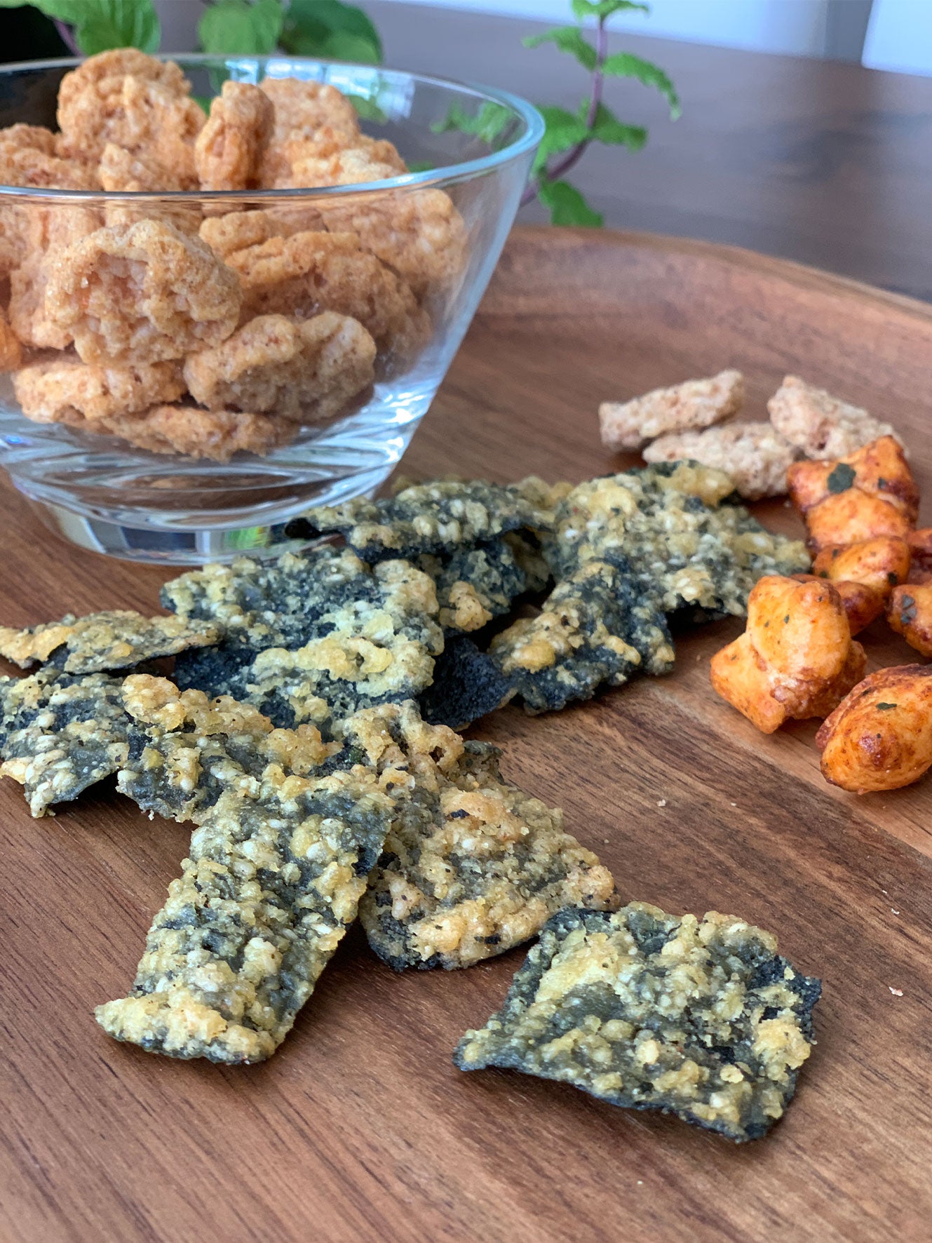 tempura seaweed set on wooden tray along with other snacks 